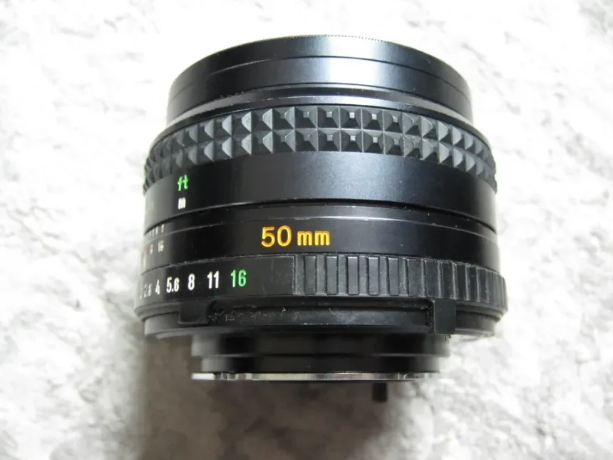 Zwarte 50mm f/1.4 lens met scherpstel- en diafragmaring