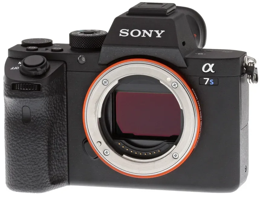 Zwarte Sony Alpha 7S II body zonder lens, met de full frame sensor in beeld