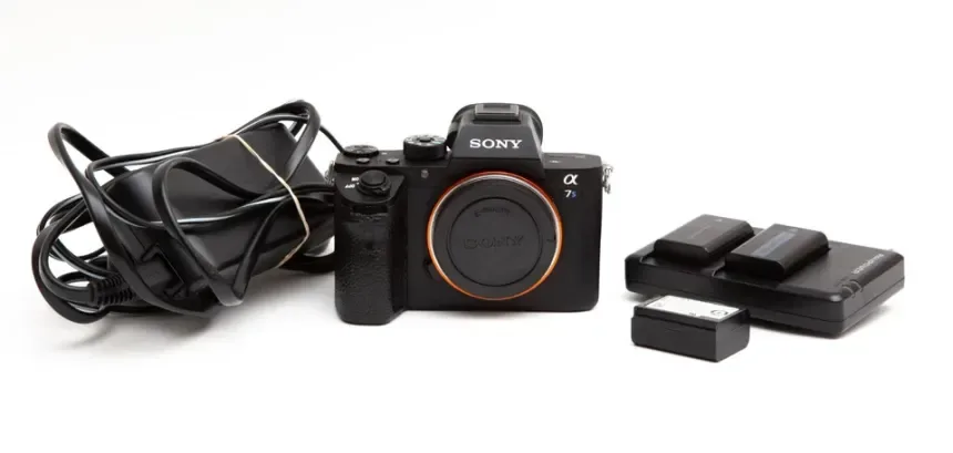 Zwarte Sony Alpha 7S body met adapter, dubbele lader en drie batterijen