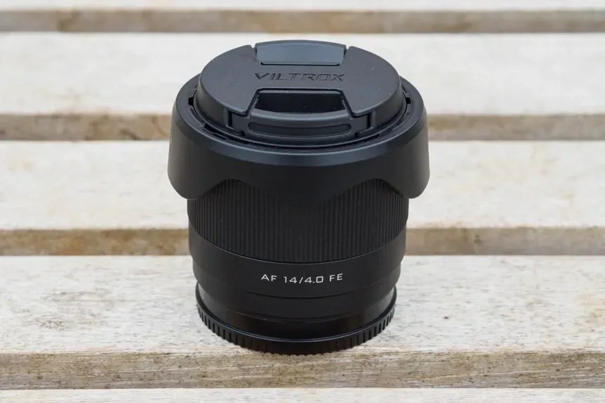 Zwarte Viltrox AF 14mm f/4.0 FE groothoeklens met zonnekap