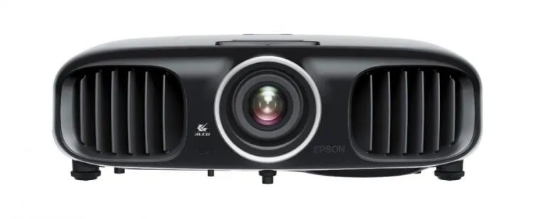 Zwarte Epson EH-TW6100 thuisbioscoopbeamer, vooraanzicht