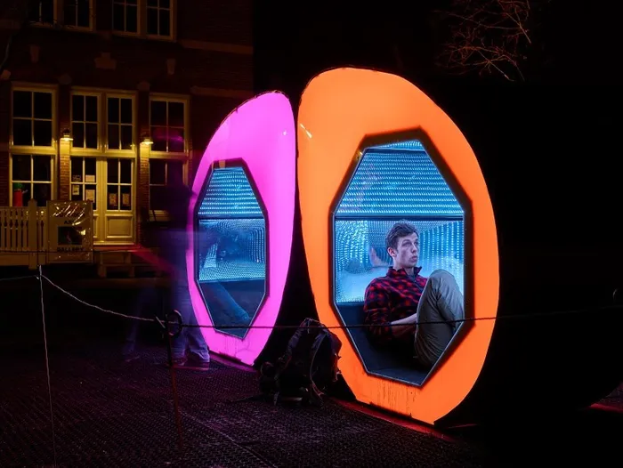 Beeld uit het project Amsterdam Light Festival – Infinite support (Lightform collective)